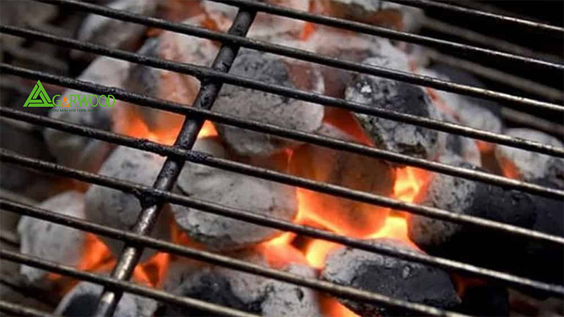 Đốt bột trầm hương với lửa than